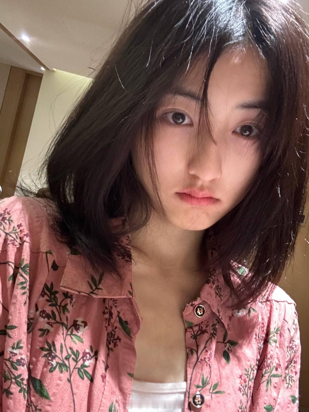 张子枫穿花不溜秋！！尊好看很爱这种风向​​​