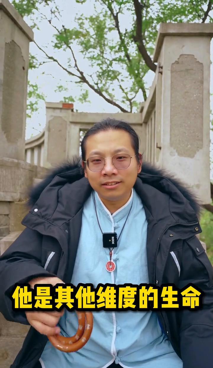 “高维生命”听着像修仙小说，其实物理实验室里早有人在找。去年诺奖给了三位玩量子