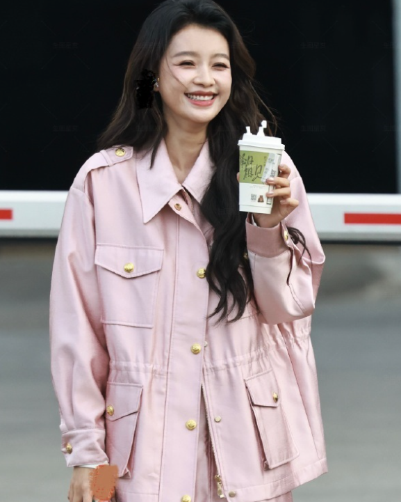 孙怡在录制浪姐的时候搭配的像个清新的美少女，确实特别的漂亮，真的好迷人。她里面