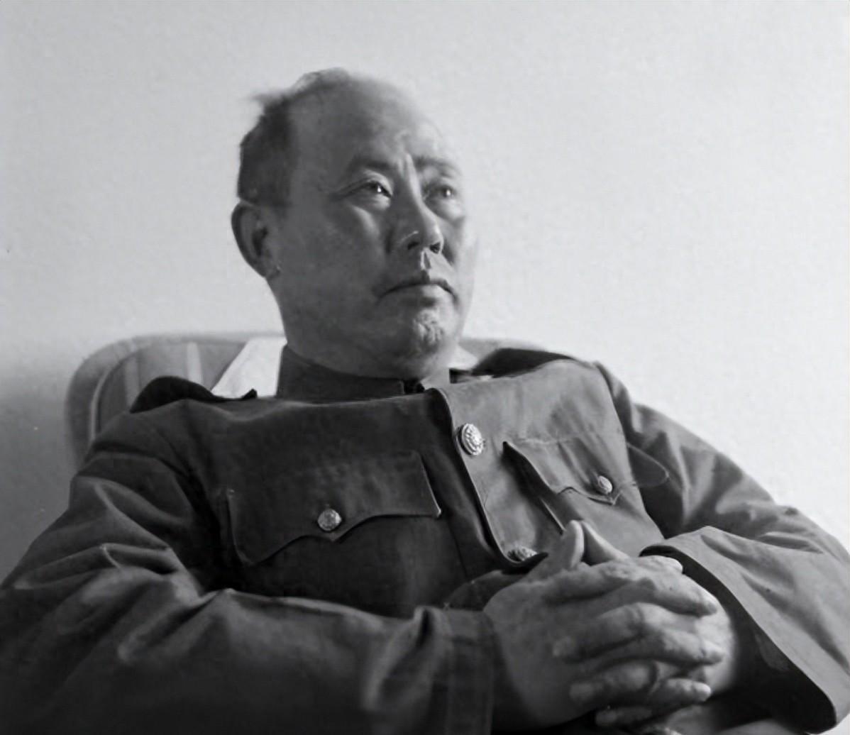 1973年，傅作义在家中餐桌上用餐时，馒头却怎么也咽不下去，他马上意识到出大事了