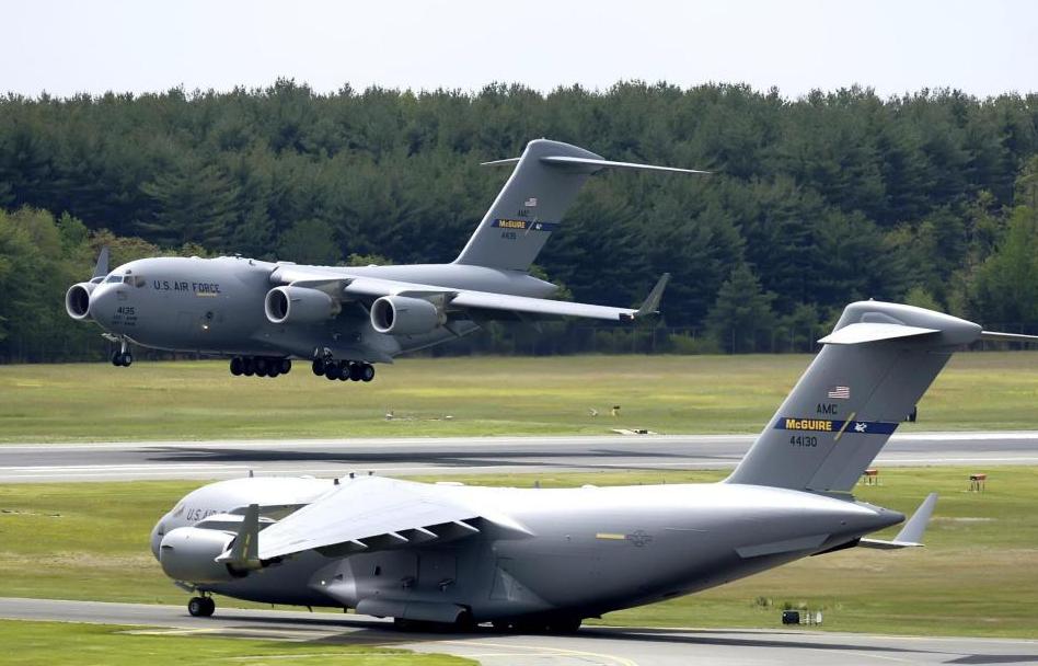 我的妈呀！特朗普脸都丢到全世界了！C-17一架接一架闯北京，访华架势摆得比谁都足