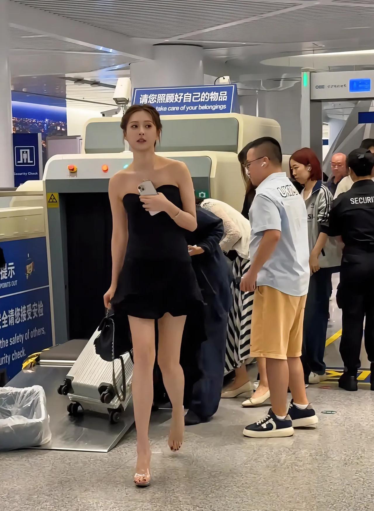 这是我在这个场合看见穿的最少的人，明星果然不同，就是要一直美丽！