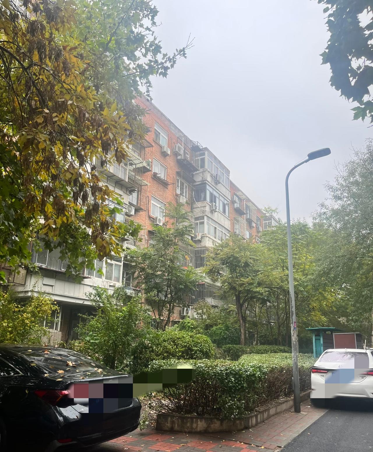 一对不到30岁的山西大同年轻夫妻，原本双双在国企上班，两人月收入合计仅有一万