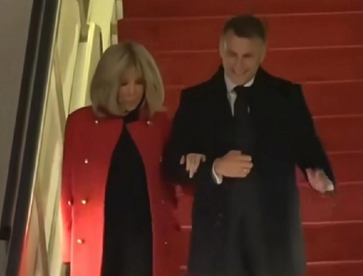 马克龙夫妇抵达北京！王毅外长亲自接机！马克龙夫人打扮很亮、很应景，中国红！长款红