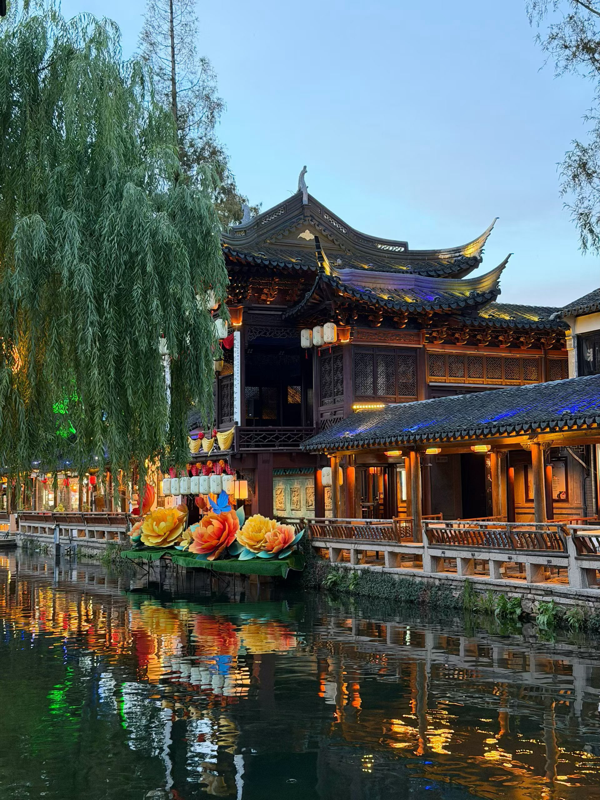 苏超后苏州和南京在这和好了当千年水乡的烟雨邂逅银幕里的暧昧情愫，一场跨越光影与