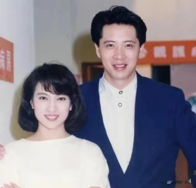 看了欧阳娜娜的父母和姑姑年轻时候的颜值，她们姐妹三个长得真的不算漂亮，起码没有超