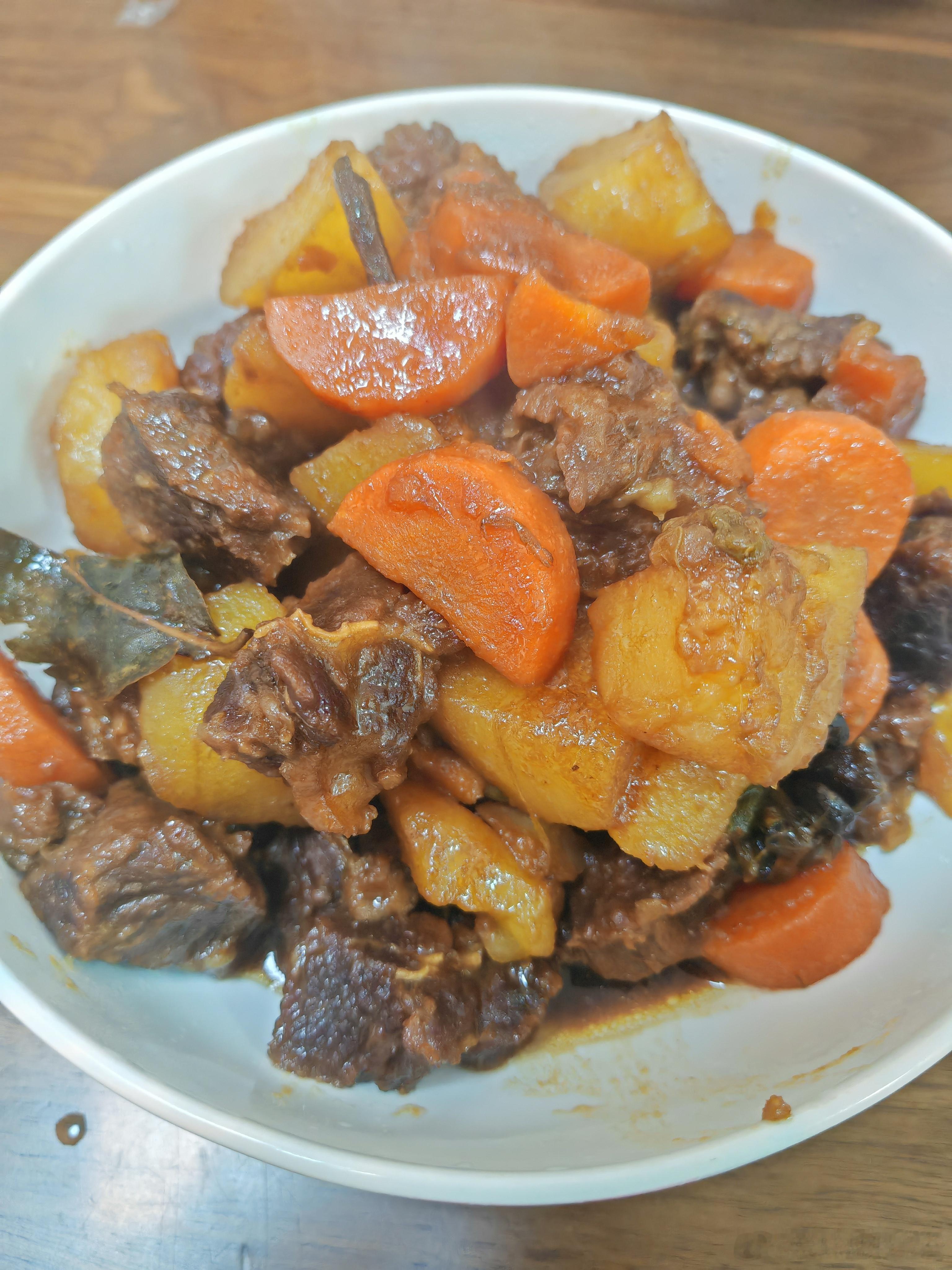 开饭啦，今天吃上四个菜了，喝点酱香白酒，天太冷了！