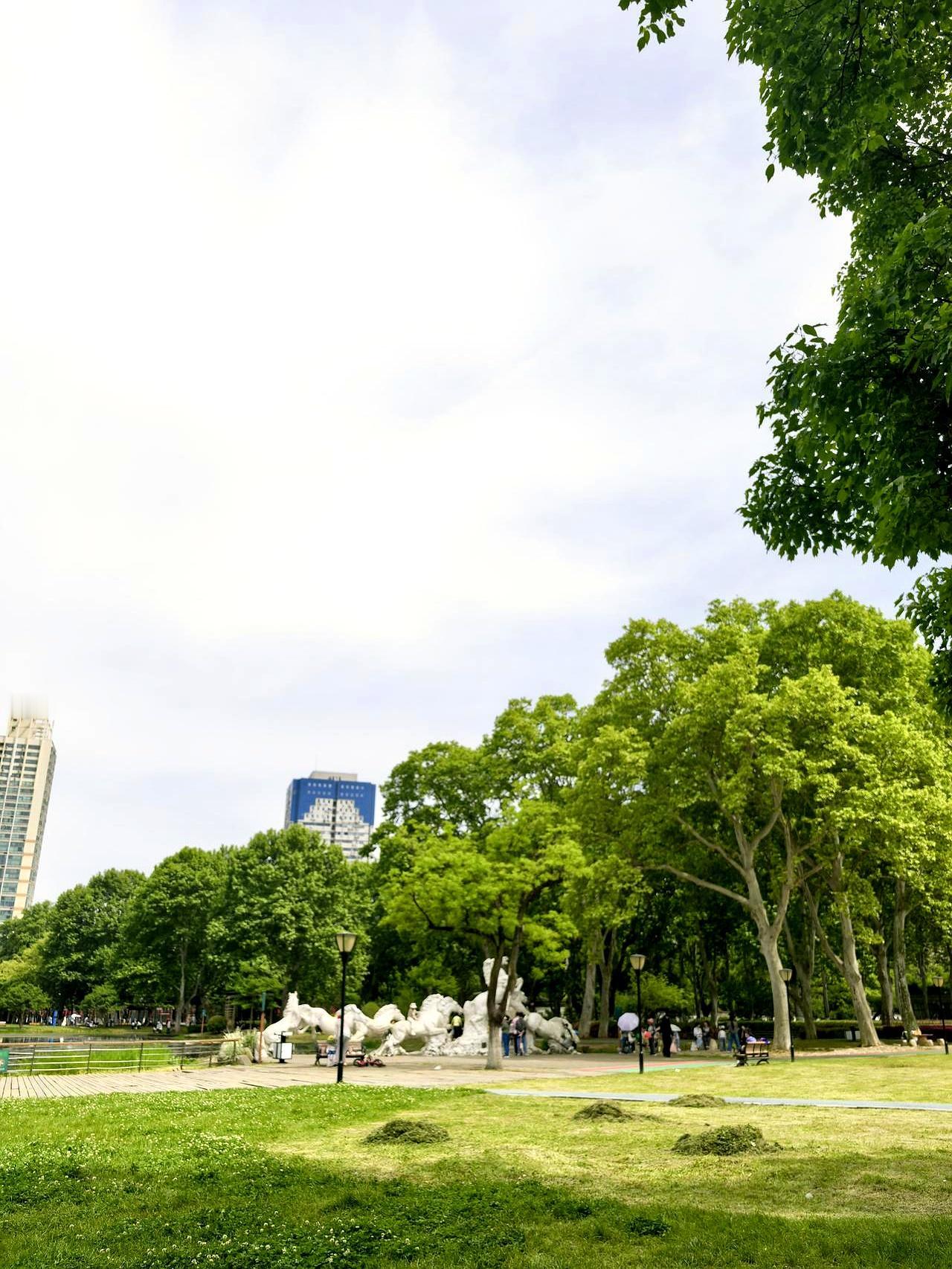 傍晚电梯口，又有人拿着手机念那张刷屏清单：晚年十个“要”。慢点吃、脚步放缓、话