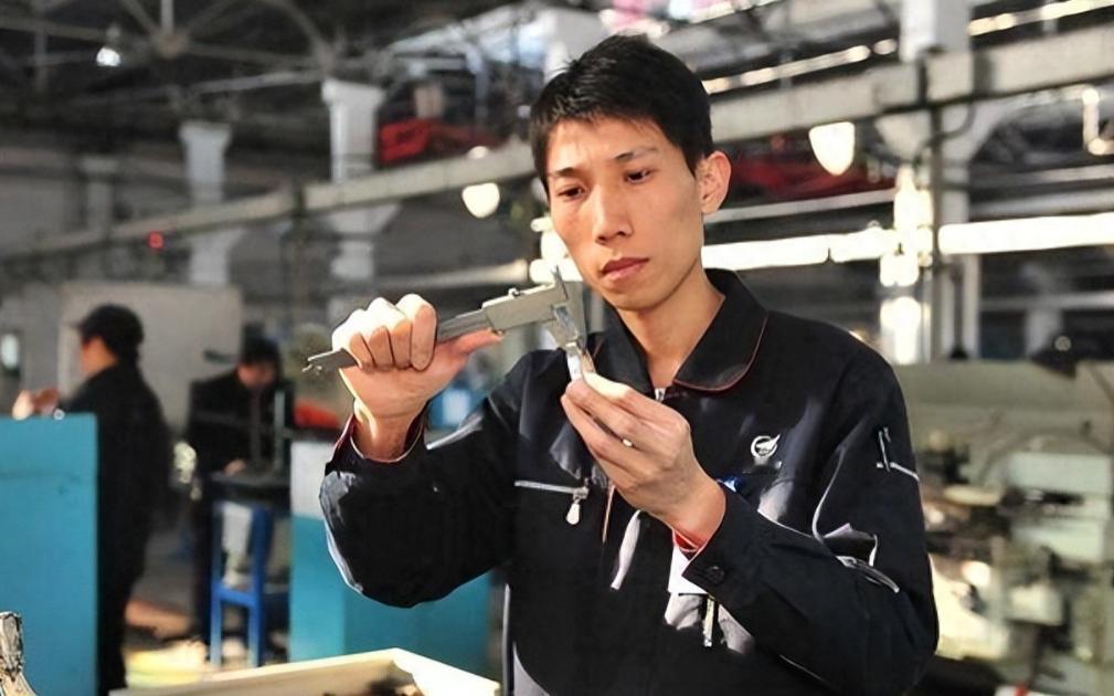 立大功！成功破解西方绝密技术！洪家光这小伙子不容易。当年在车间里。别人