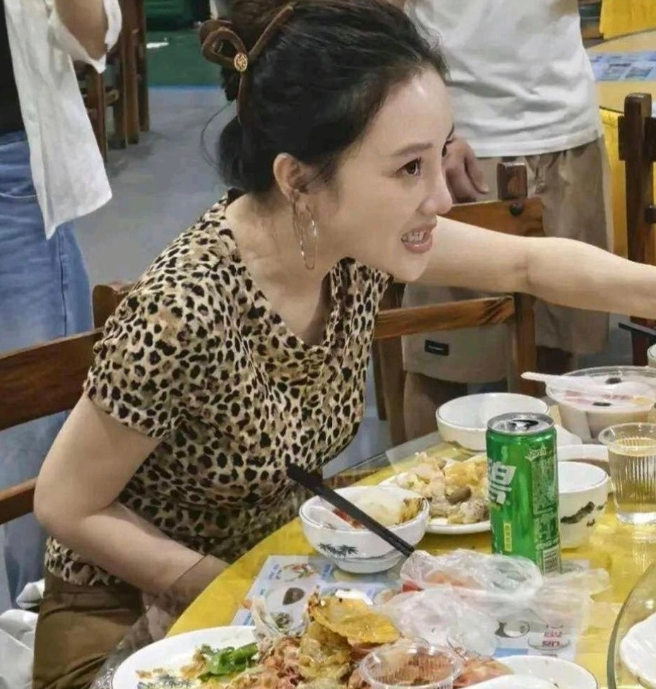 三亚饭店偶遇李小璐