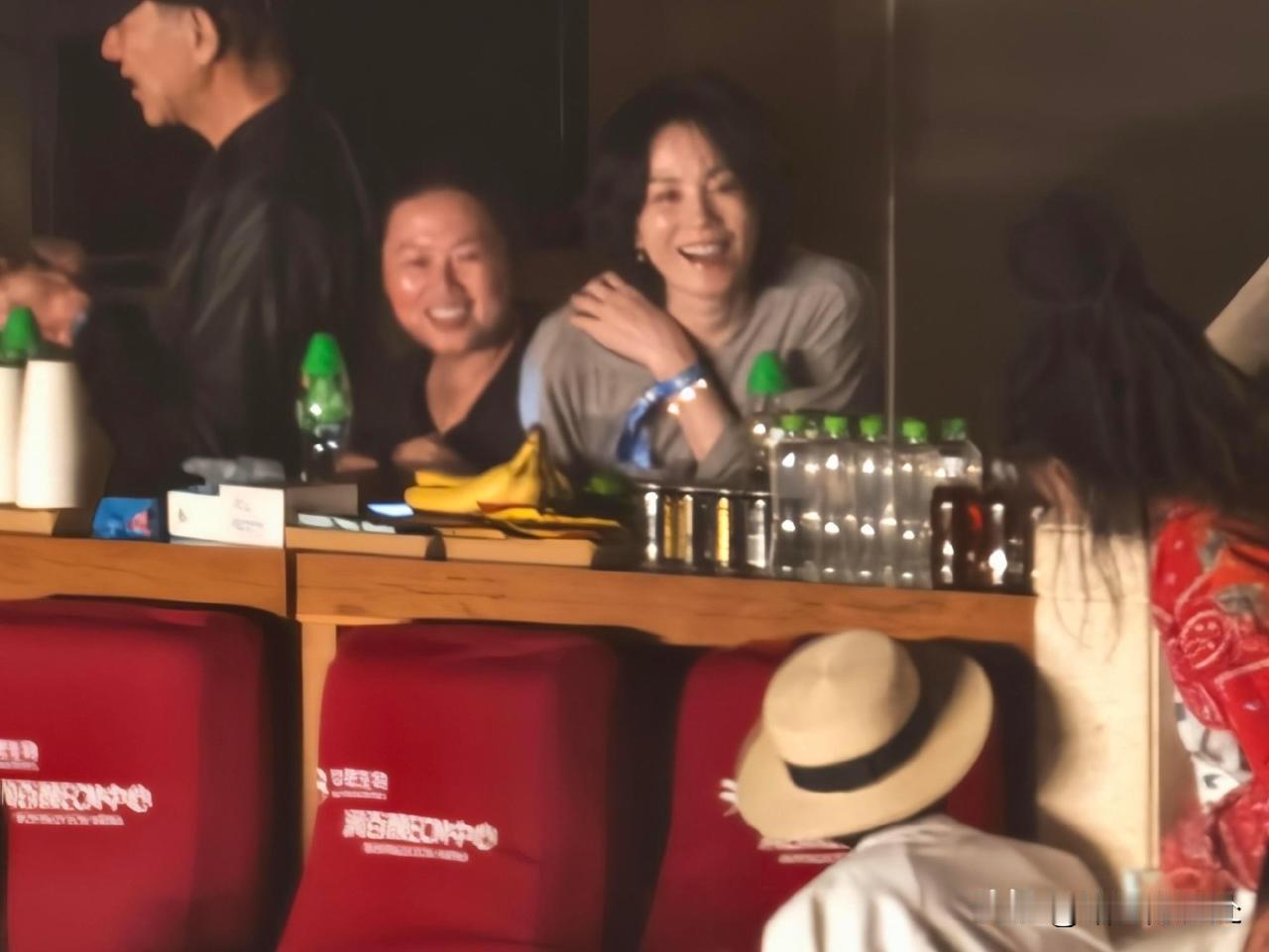 王菲来那英演唱会了！路人随手一拍都美得不行。还给那英送了花篮，亲手写了贺卡祝演出