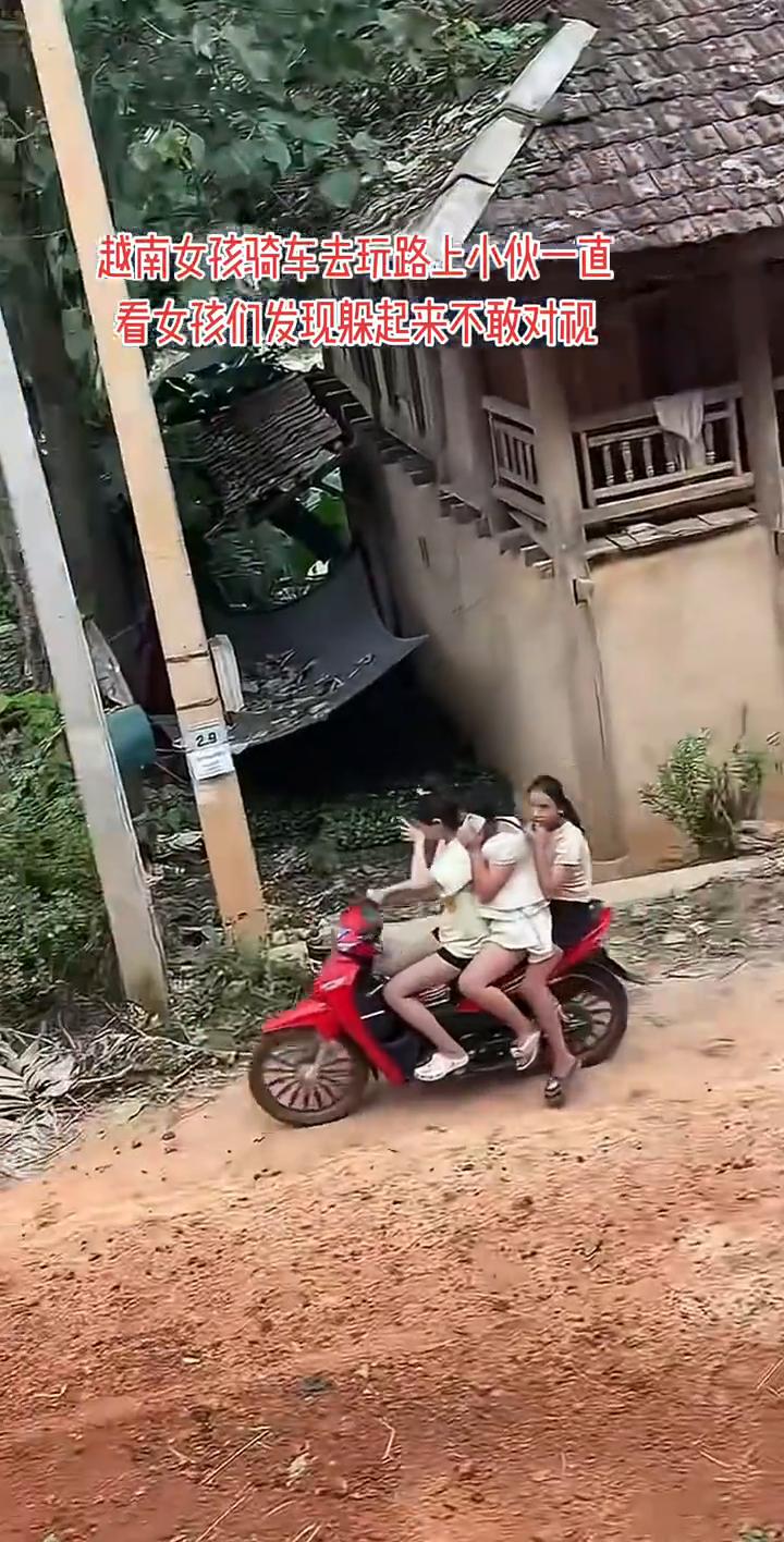 越南女孩骑车去玩，路上小伙一直看女孩们，发现躲起来不敢对视。