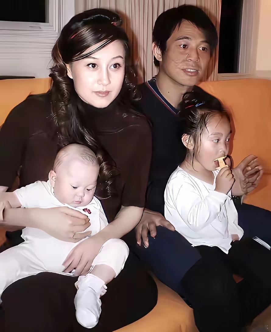这是2003年，美人利智怀抱着刚出生不久的小女儿，李连杰则抱着大女儿一同拍摄的照