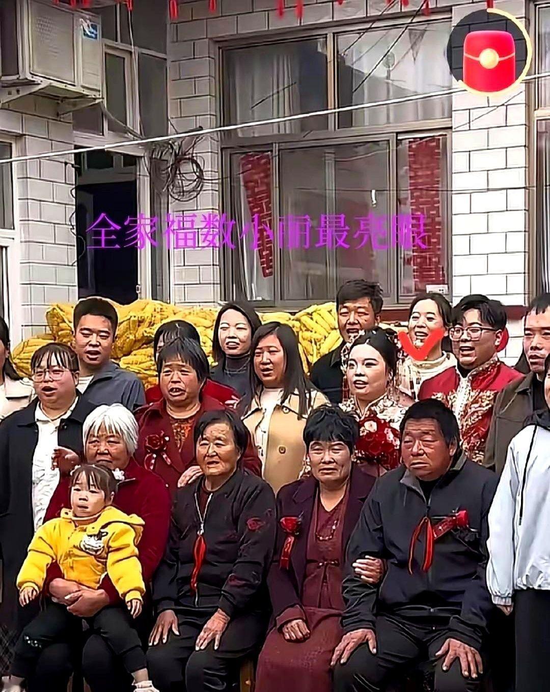 婆婆一句“全家颜值被她拉高一档”把儿媳送上热搜。春节拍全家福，红旗袍姑娘站C位