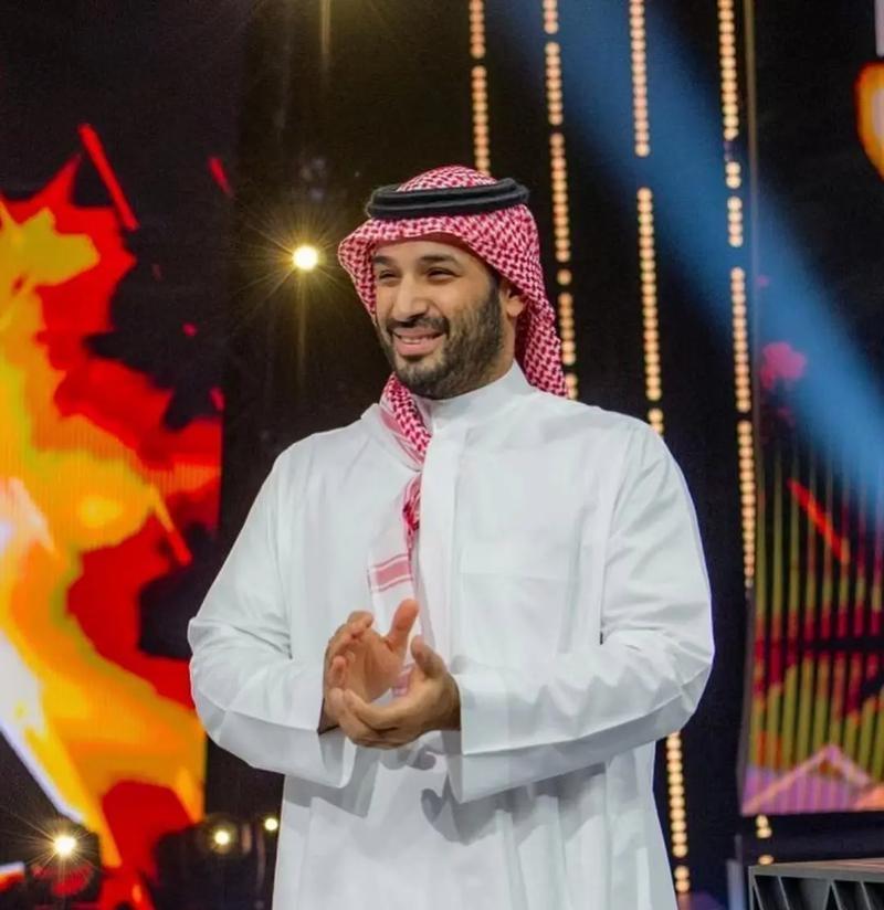 沙特这波操作太精明，25艘超大型油轮突然集体改道，连霍尔木兹海峡都不进了，一