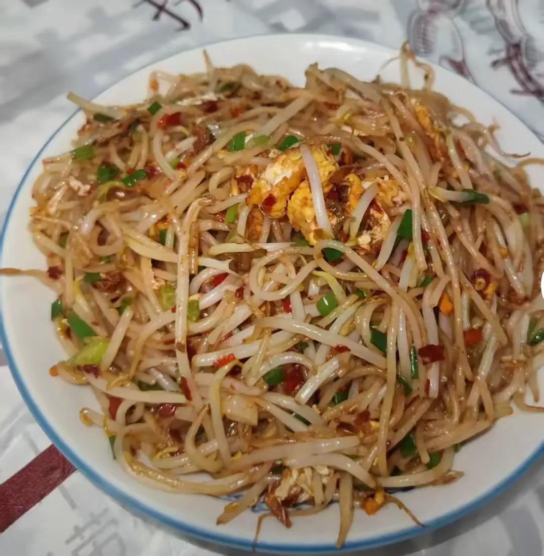 昨天出去吃了碗炒粉，竟然忘了付款，回家后才想起来，于是又返回去付款，没想到老板娘