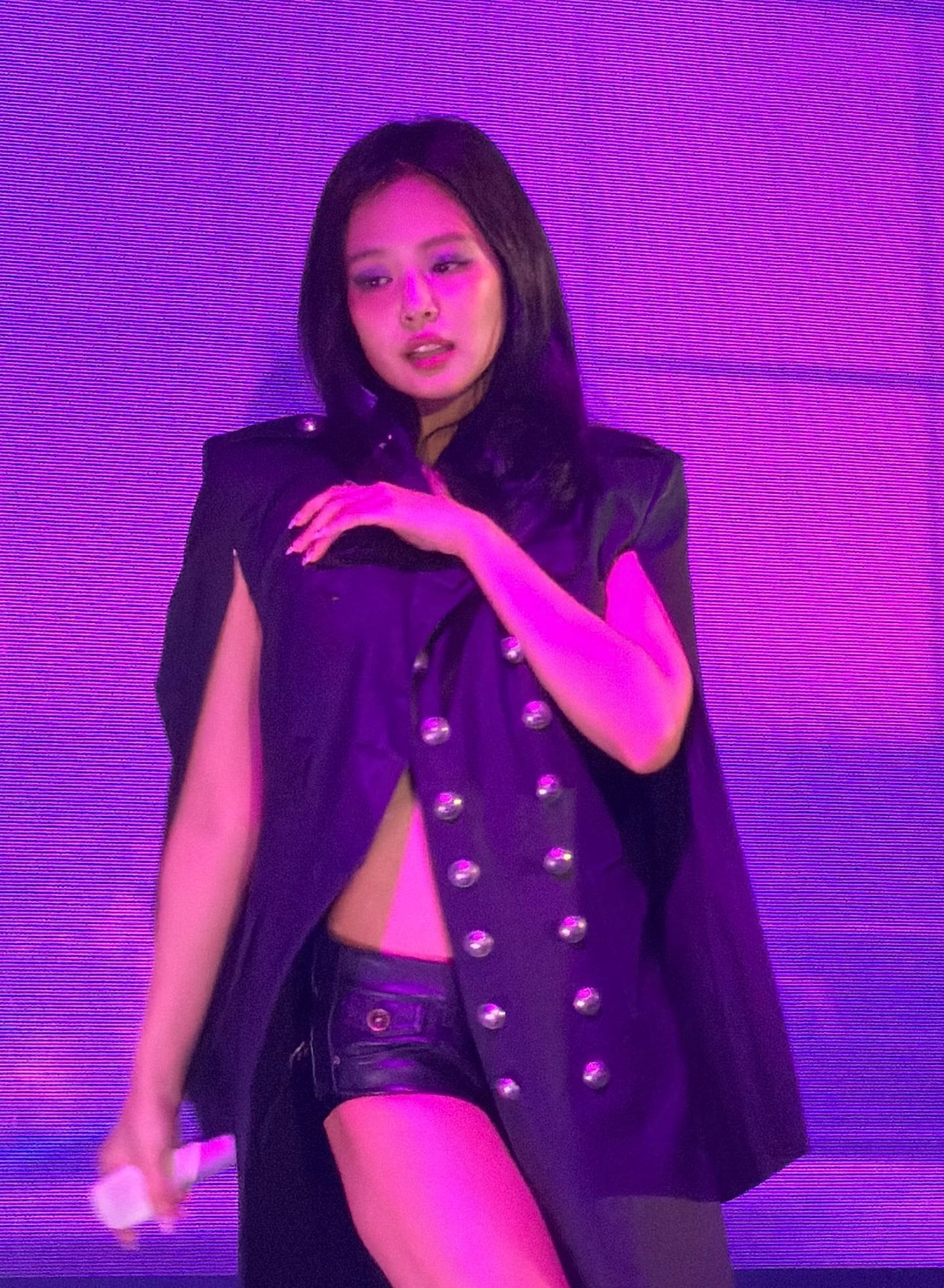 Jennie音乐节这真的是太性感了吧！又美又飒呀！这身材和气质，简直绝了。爱了