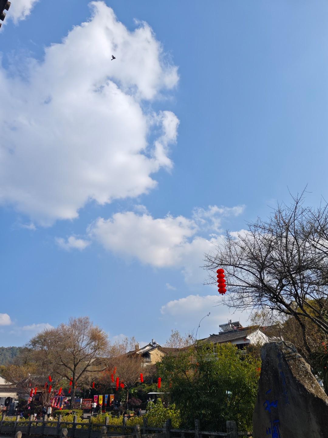 聪明人的特征第一，表面看起来平平常常、傻傻的一个人，但内心深处强大的很，