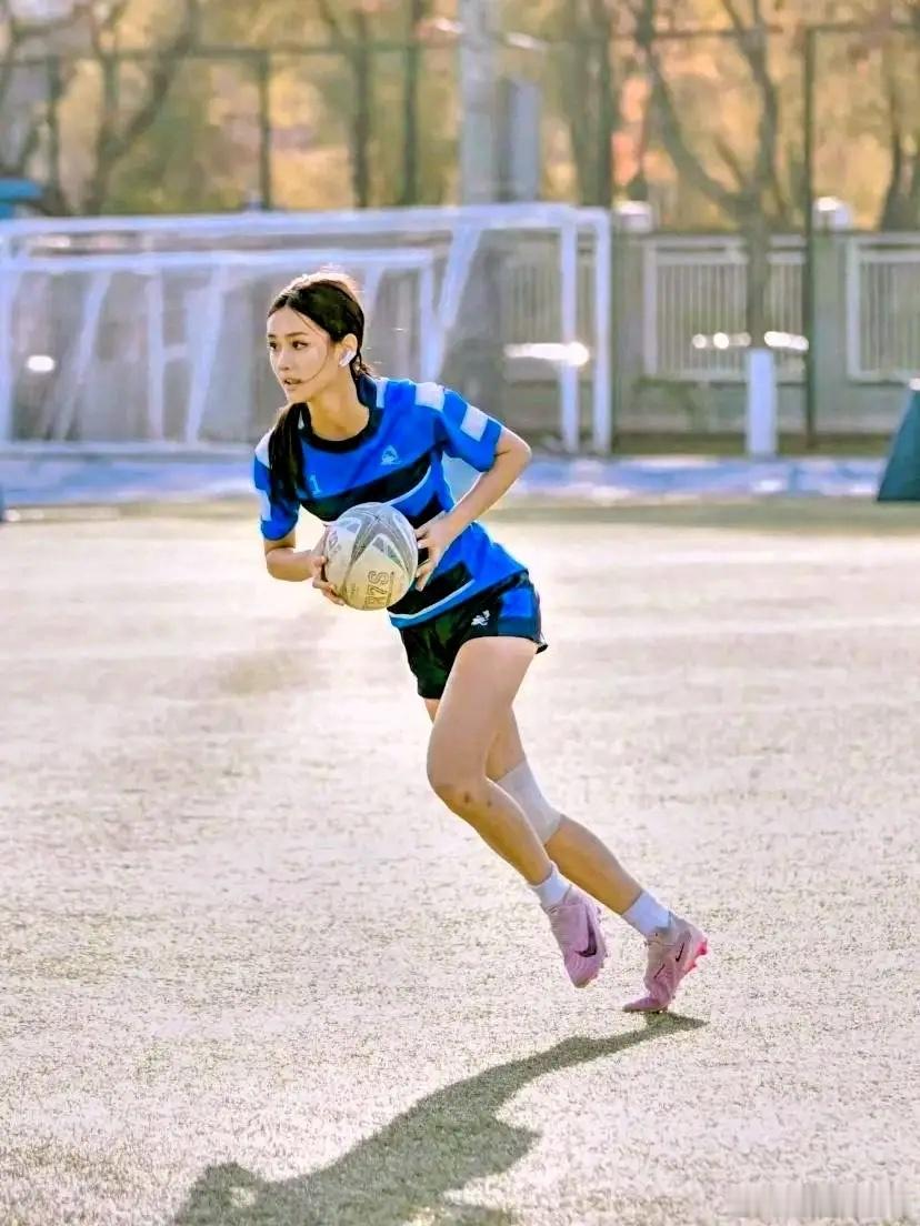 钟丽缇小女儿Cayla在校队打排球，青春洋溢，正是最美好的时候！这个姑娘有点北方