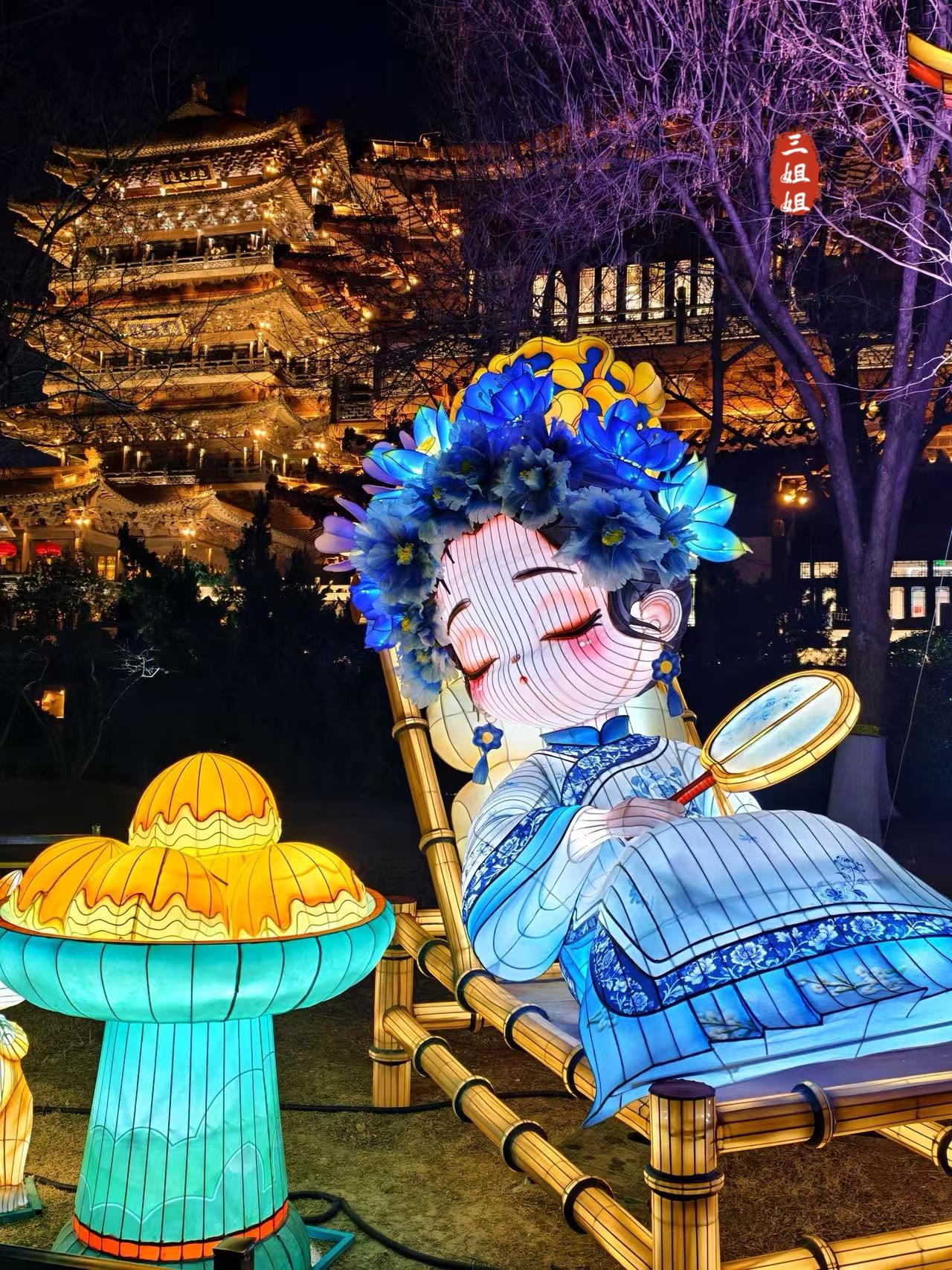 郑州人春节坐高铁去济南赏花灯，爱上大明湖畔夏雨荷。当烟花缺席，已是过年的无奈时