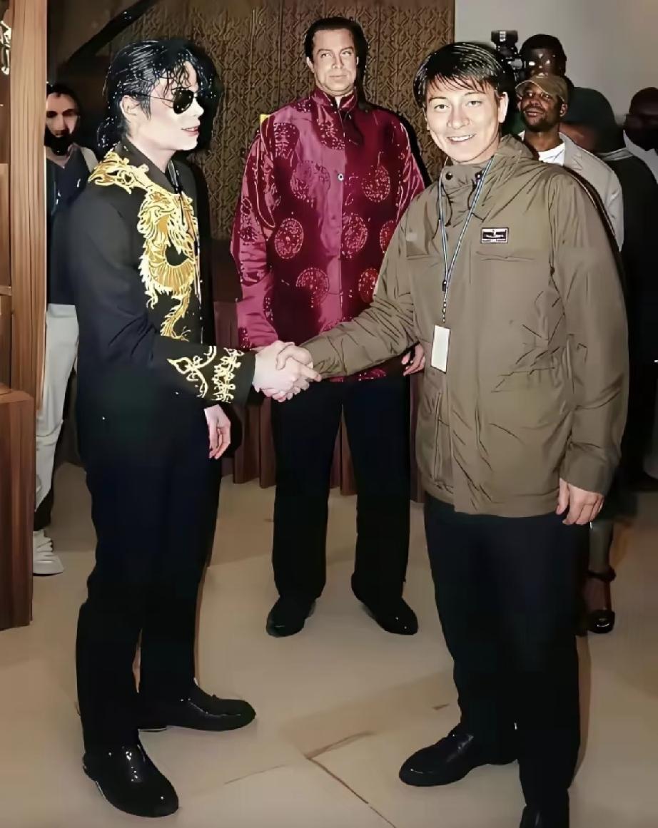 刘德华和迈克尔.杰克逊合影。戴墨镜的迈克尔.杰克逊很酷，微笑的刘德华挺帅。两
