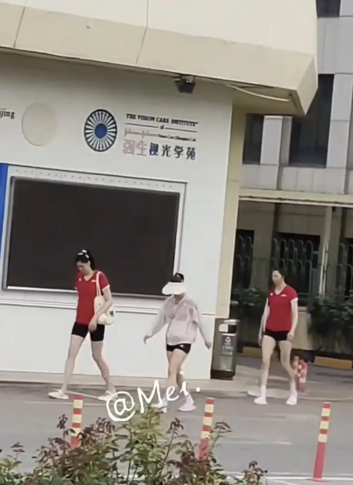 有球迷拍到李盈莹与队友一起行走的图片，从步态看李盈莹已基本与常人无异。还有一个帖