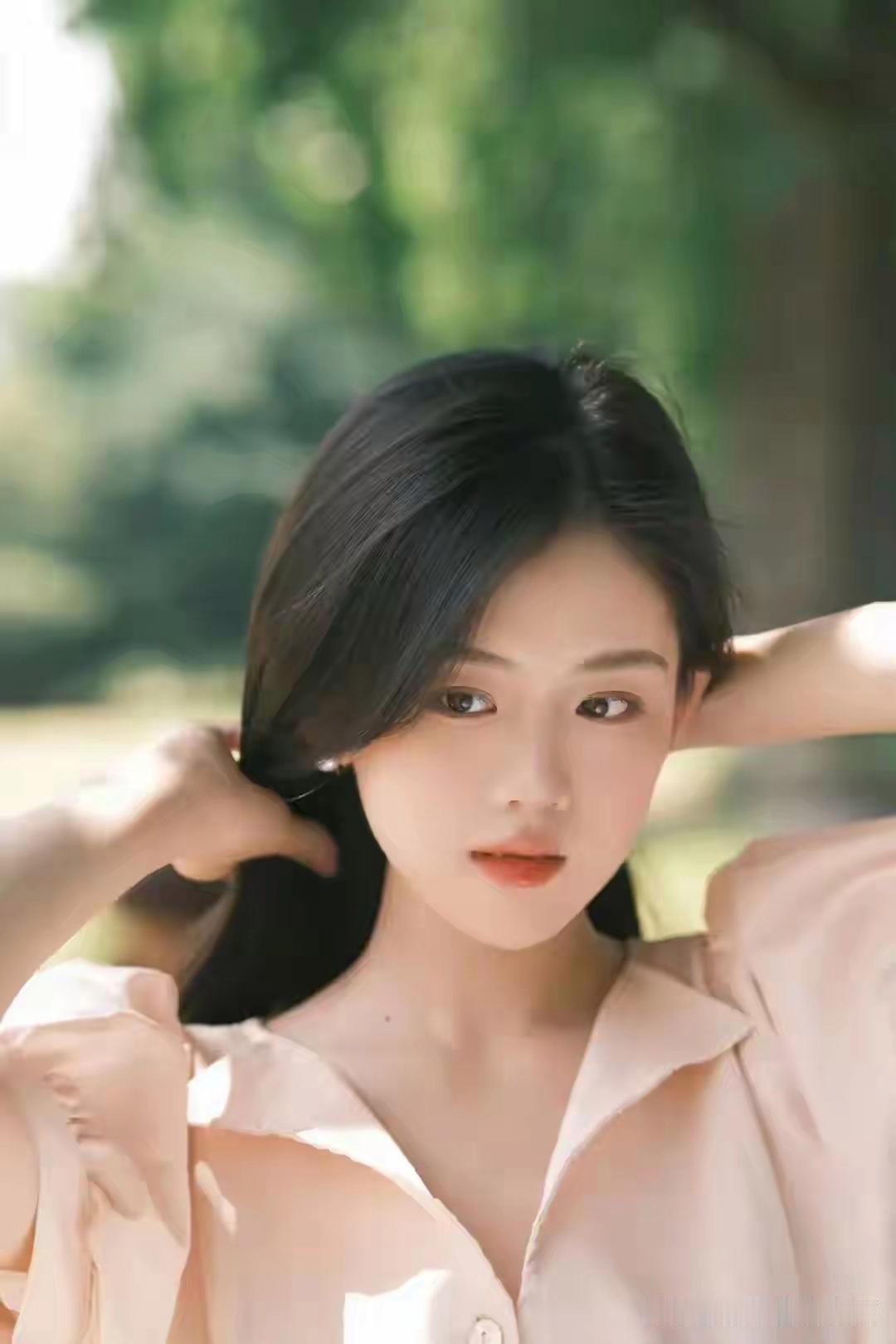 什么样的穿搭可以成为气质女神?夏日清新少女，微风拂面，自然动人。