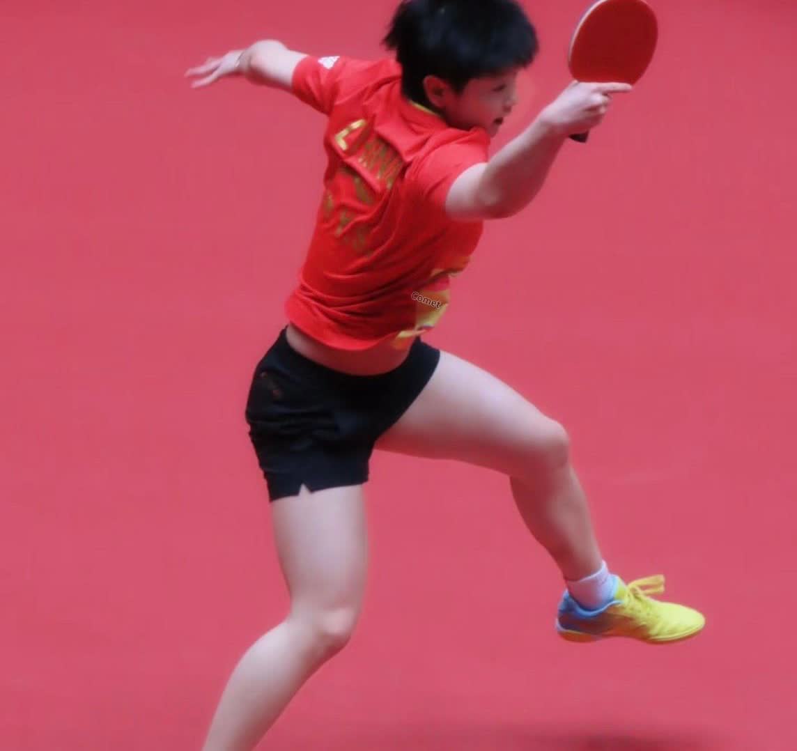 孙颖莎一抬手，衣服先跑一步。15次大赛，15次尴尬。李宁女队比赛