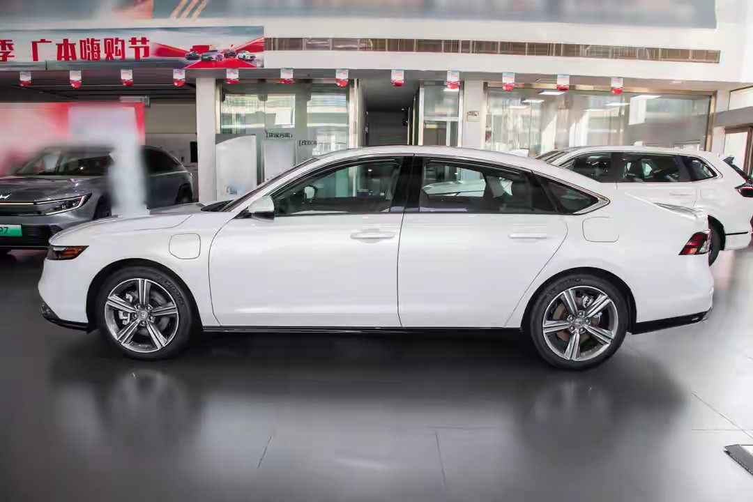 合资中型车18-25万售价区间年销量超过10万辆的车型：1、帕萨特：年销222