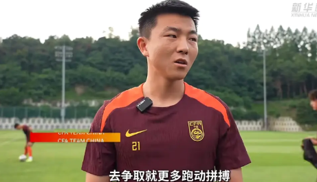 陶强龙是下半场换上场的，应该是体力充沛，满场飞奔。但他却是闲庭信步，左顾右盼。得