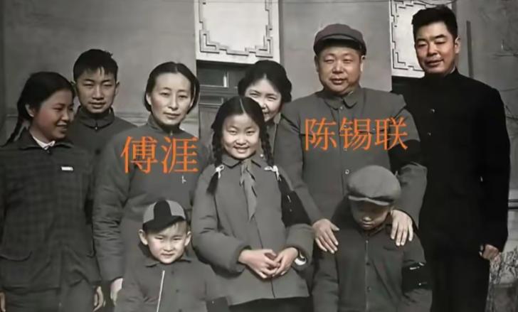 1955年中南海大授衔那天，十大将名单公布，陈赓排在第四吗，捋一捋他家关系网，这