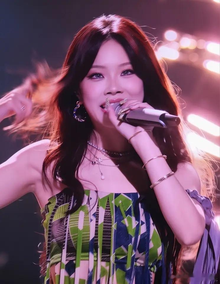 7月17日，万妮达在《歌手2026》突围赛，仅凭一首改编曲直接炸穿突围赛舞台，全