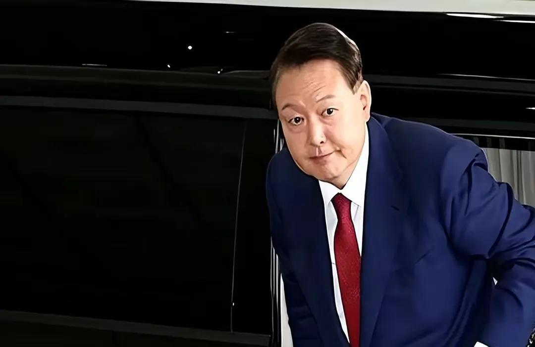 大量的记者围在检察厅的大门等待韩国总统尹锡悦的出来。这时候，他接受到检察院第2次