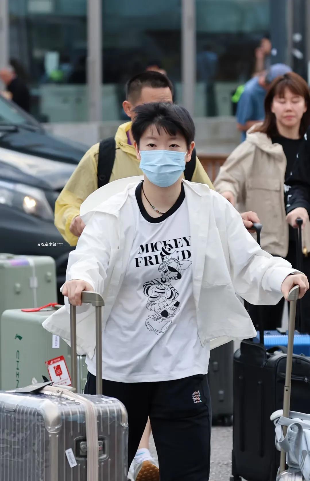 国乒平安到达哥哈经过十个小时的长途飞行，国乒顺利到达哥哈，又看到莎莎了，