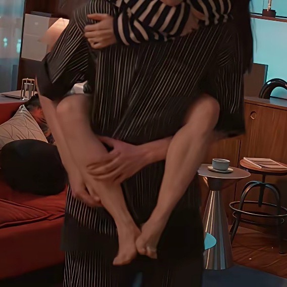 所以这动作到底是怎么实现的？刘宇宁全靠左手撑着吗？真的好臂力啊…