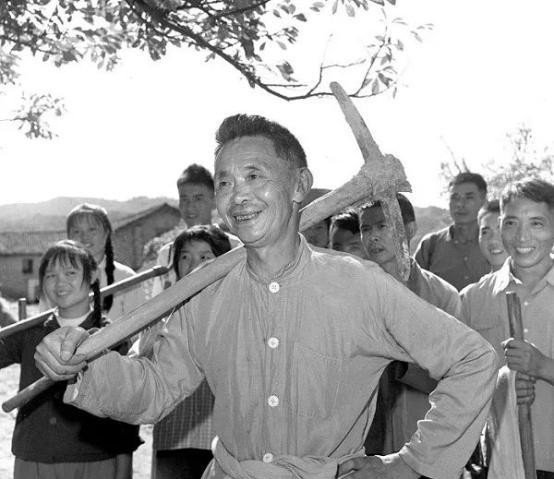 1957年，开国少将甘祖昌态度坚决的向总政治部提出申请：“我脑袋受过伤，不适合当