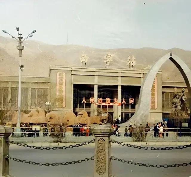 再往远里说，你还有多少有关西宁的老记忆？我是1973年来的西宁，可以说对老西宁记