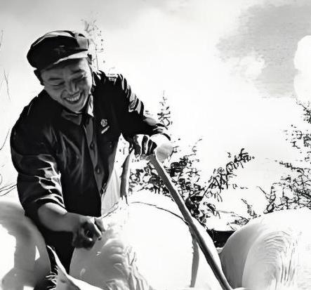 1981年探家相亲，那姑娘嫌我是个“猪倌”甩脸就走，谁承想她嫂子却追了出来1