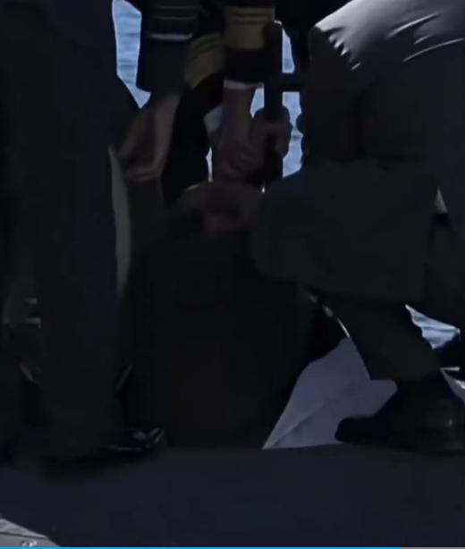 尴尬一幕，印度国防部长辛格参观德国潜艇时被舱门卡住，众人合力才将其拖出。之所以会