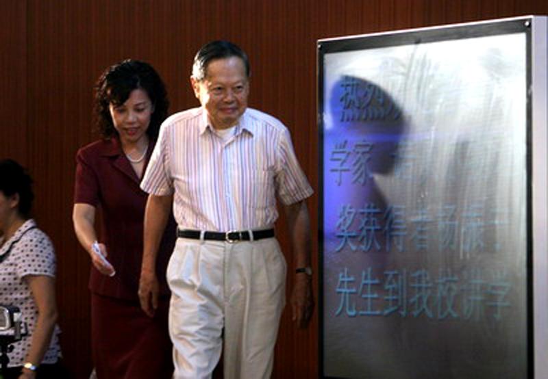 1957年，35岁的杨振宁接过诺贝尔奖牌，科学界的热情被推向顶峰，奥本海默盛赞其