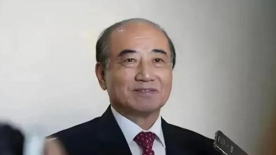 台湾这次反大罢免有一名重量级蓝营人士未出面，还有一位统派名嘴不仅不参加，还帮助绿
