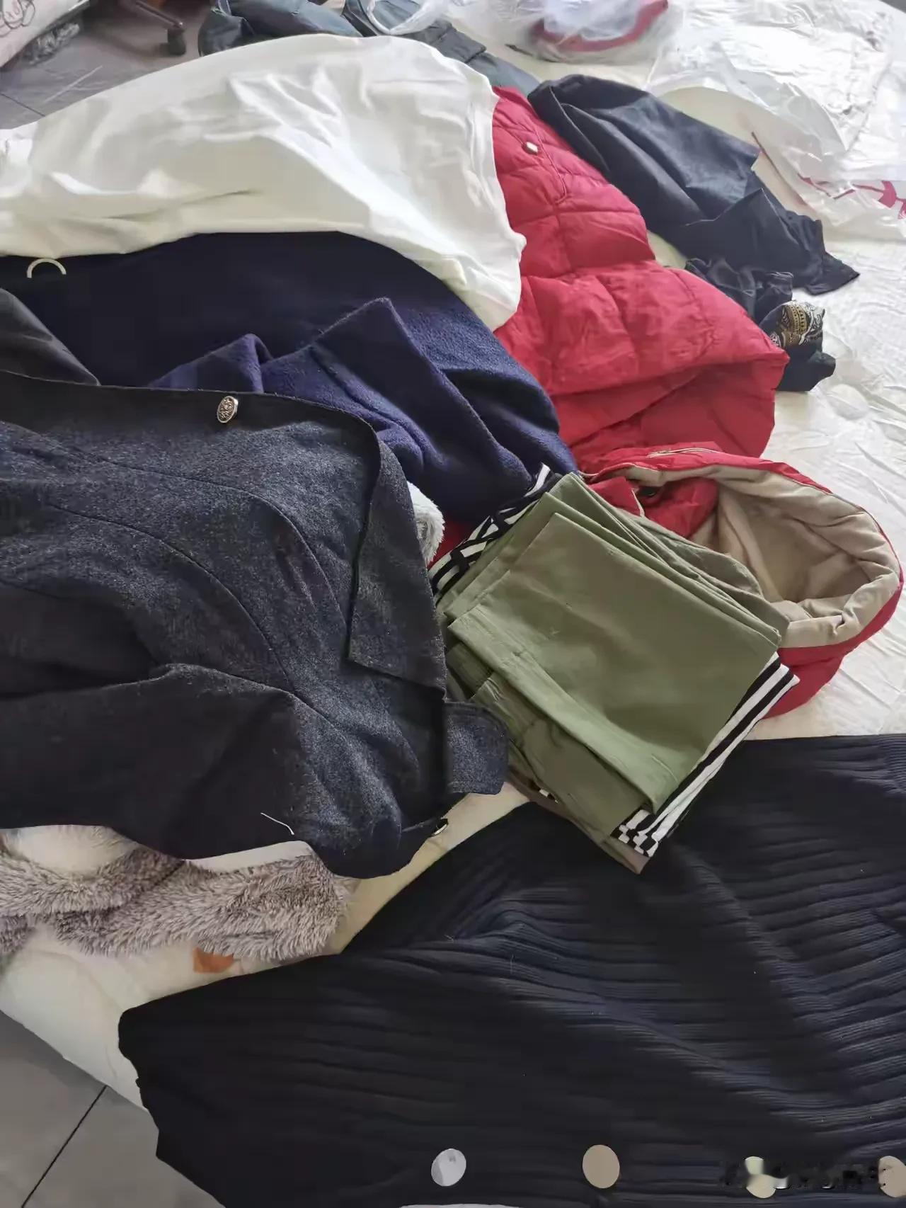 女人的衣柜里面永远缺一件衣服!买衣服的时候，觉得自己却大衣，却羊毛衫，缺衬衫，
