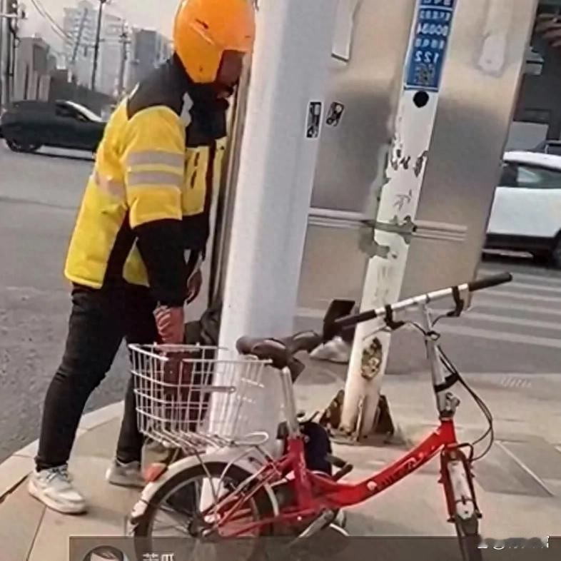 一句陌生网友的提醒，竟成了外卖小哥的“救命稻草”，这背后隐藏着怎样的健康警示？