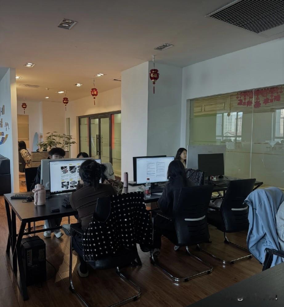 公司在湖州的工厂新招来了一个hr高级经理,工资2w+,按理说这个工资在当地,妥妥