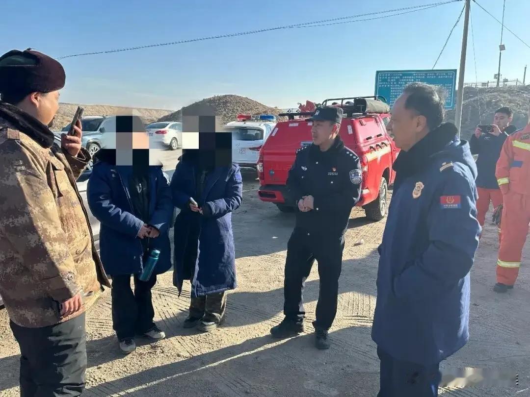 为了采集野生动物粪便，这两个憨女娃太敬业了，可惜她们忘了野外安全才是第一位的，这