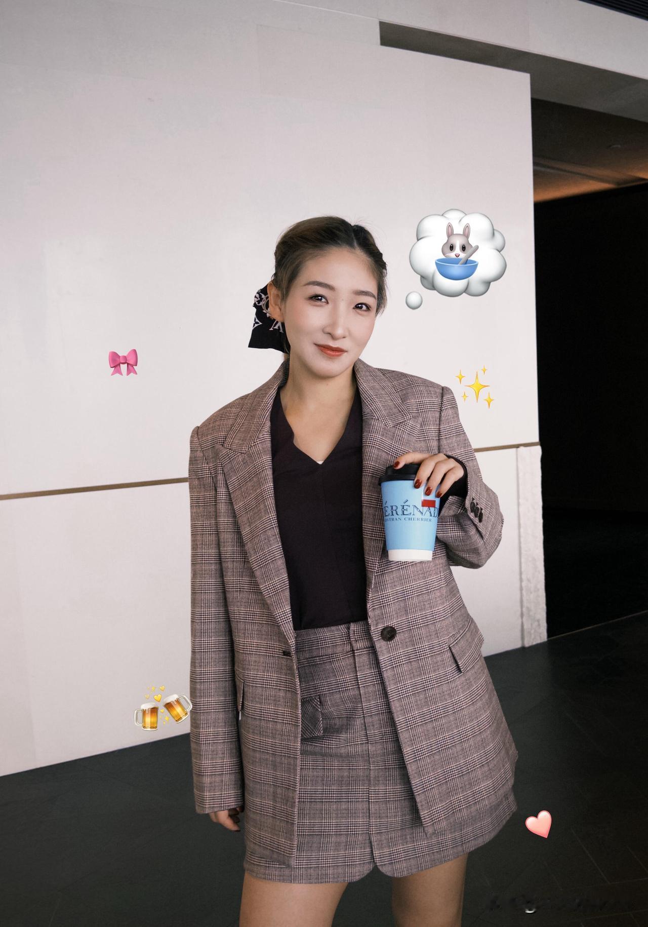 近日，刘诗雯更新了一组生活随拍，每一张都好漂亮。她一共换了两套穿搭，一套是白