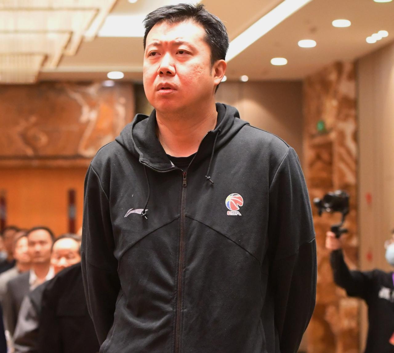 王治郅助力中国女篮，主教练宫鲁鸣表示感谢！中国女篮主教练宫鲁鸣在接受媒体采访