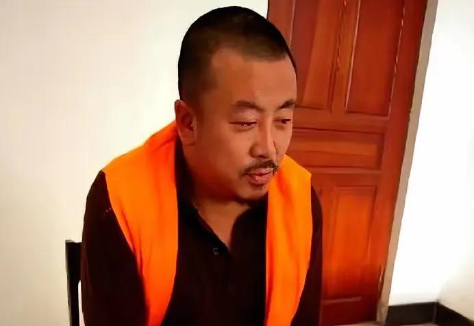 1998年民警杨琳和妻子散步，遭到4应歹徒抢劫，杨琳亮明自己是警察。但歹徒还是选