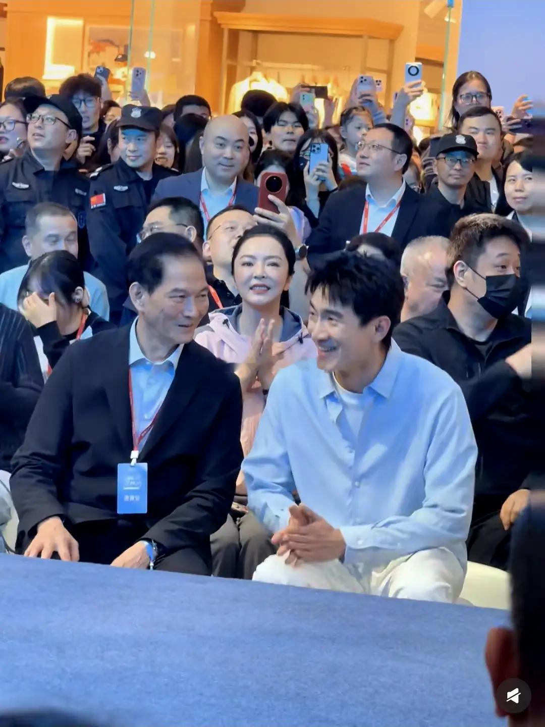 林更新亮相活动，笑容明朗松弛，状态随性帅气。眉眼舒展自带魅力，就连淡淡的鱼尾纹，