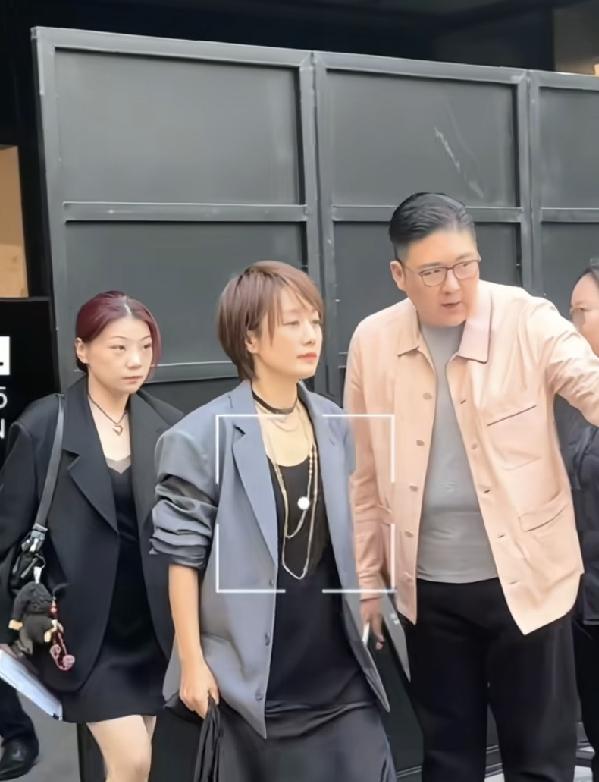 马伊俐无敌了9月16日，马伊俐现身线下活动，这组活动路透一出来，立刻引来不